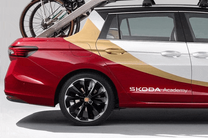 Tolóajtós pickupot építettek egy Škoda kombiból