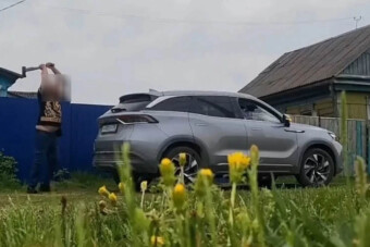 Baltával állt bosszút a szomszéd új autóján