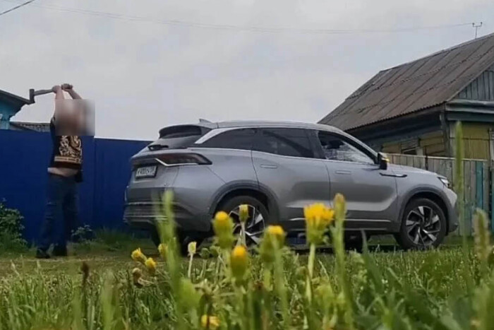 Baltával állt bosszút a szomszéd új autóján