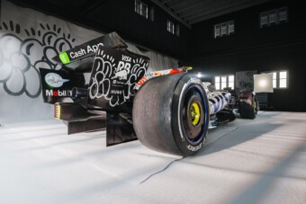 Összegraffitiztek egy Forma-1-es autót a Brit Nagydíj előtt