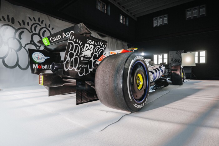 Összegraffitiztek egy Forma-1-es autót a Brit Nagydíj előtt