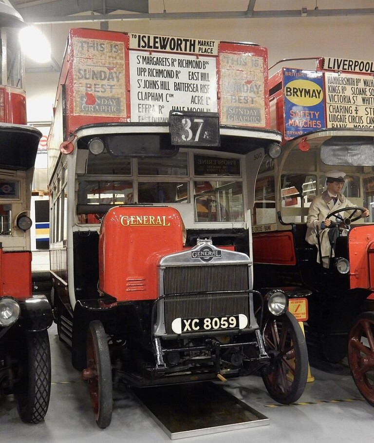 Szinte bagóért kínálnak egy több mint százéves buszalvázat 1 | Vezess Szinte bagóért kínálnak egy több mint százéves buszalvázat 1