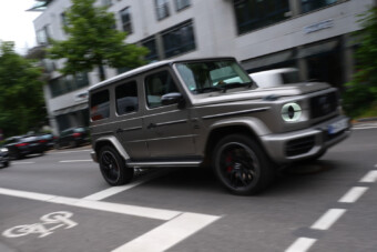 Lopott G-osztállyal menekült a rendőrök elől, amikor felborította egy Prius