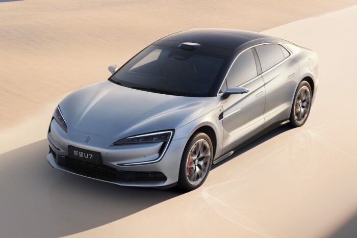 Ömlenek a kínai autók, itt vannak a friss számok