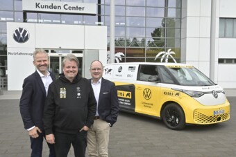 Világgá mennek egy villanyfurgonnal