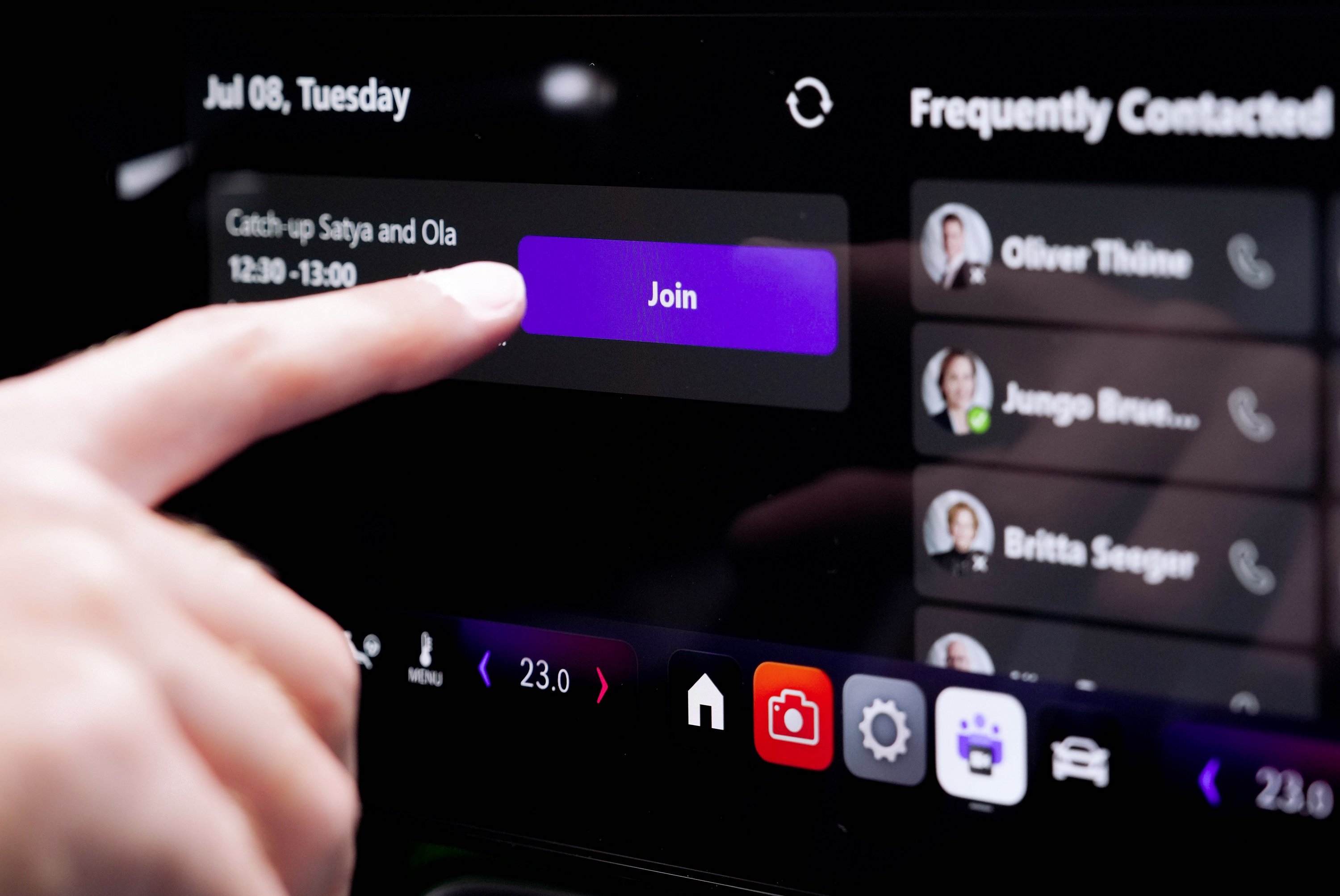 Mercedes Benz erweitert Zusammenarbeit mit Microsoft mehr Produktivität im Auto mit verbesserter Meetings App für Teams Intune-Integration und Copilot Mercedes-Benz expands collaboration with Microsoft to boost in-car productivity with Enhanced Meetin | Vezess | Vezess