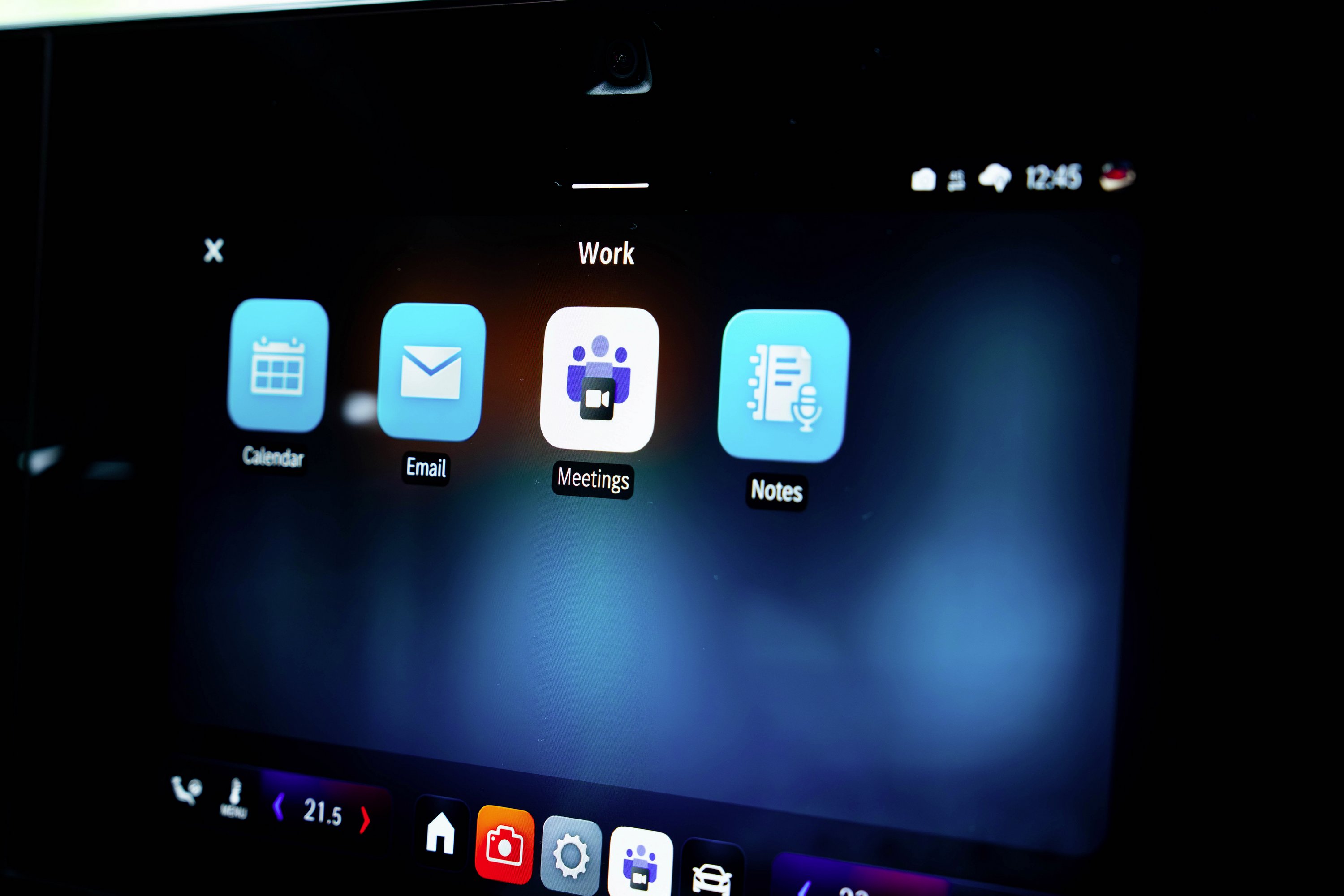 Mercedes Benz erweitert Zusammenarbeit mit Microsoft mehr Produktivität im Auto mit verbesserter Meetings App für Teams Intune-Integration und Copilot Mercedes-Benz expands collaboration with Microsoft to boost in-car productivity with Enhanced Meetin | Vezess | Vezess