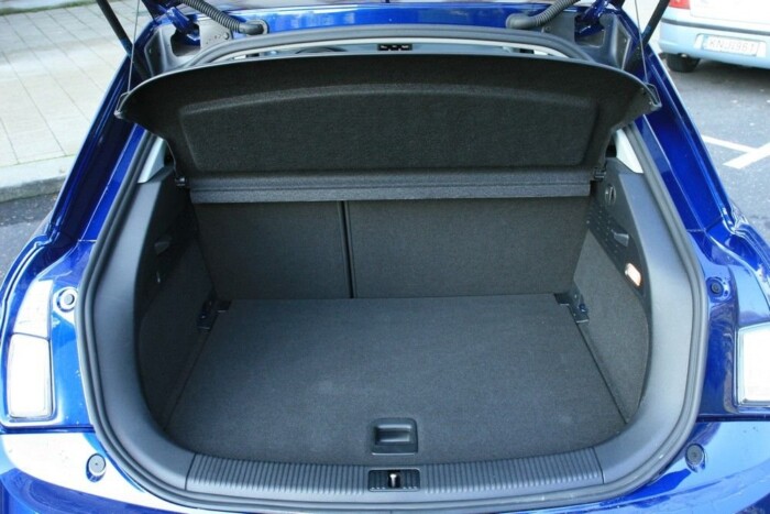 Ezért kapott trükkös, extra hátsó lámpákat a népszerű családi Opel 6