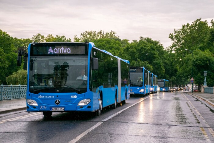 Így vigyáznak a gyalogosokra Budapest új autóbuszai