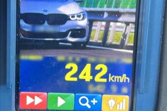 A megengedett duplájával haladt a 26 éves sofőr, ugrott a jogsija
