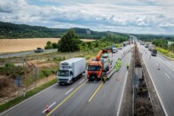 Itt az újabb csapás az autósoknak: csak egy sáv lesz járható az M1-esen 1