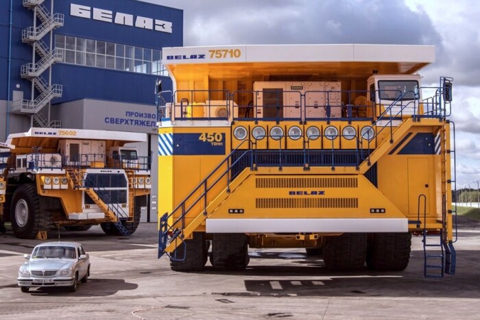 Ilyen közelről a világ legnagyobb bányadömpere