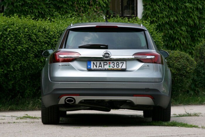 Ezért kapott trükkös, extra hátsó lámpákat a népszerű családi Opel