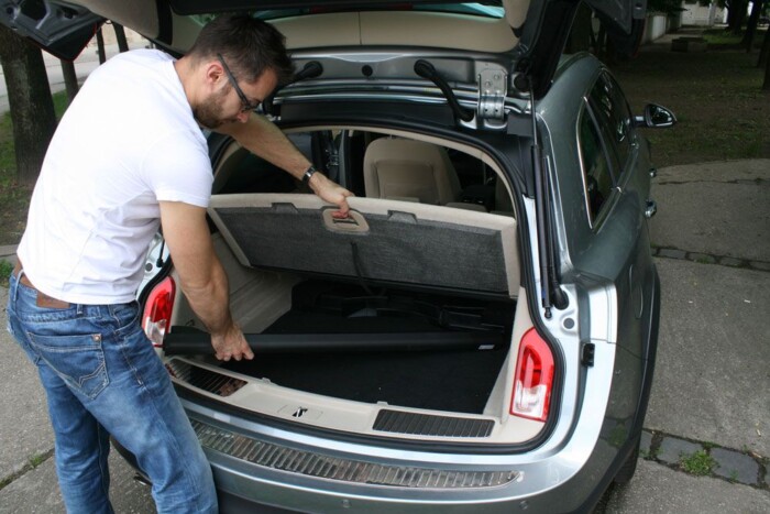 Ezért kapott trükkös, extra hátsó lámpákat a népszerű családi Opel 3