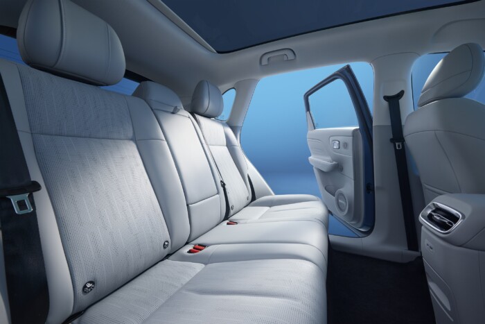 Hibrid árban ad villanymotort ez az autó 6