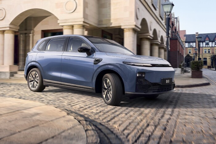 Hibrid árban ad villanymotort ez az autó