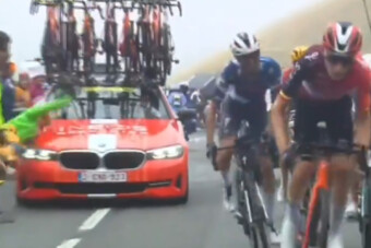 Nézőt gázoltak a Tour de France-on, komoly büntetést kapott a csapat