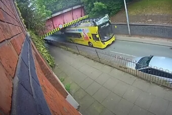 Borotvaként skalpolta meg a buszt egy híd, 20 ember megsérült