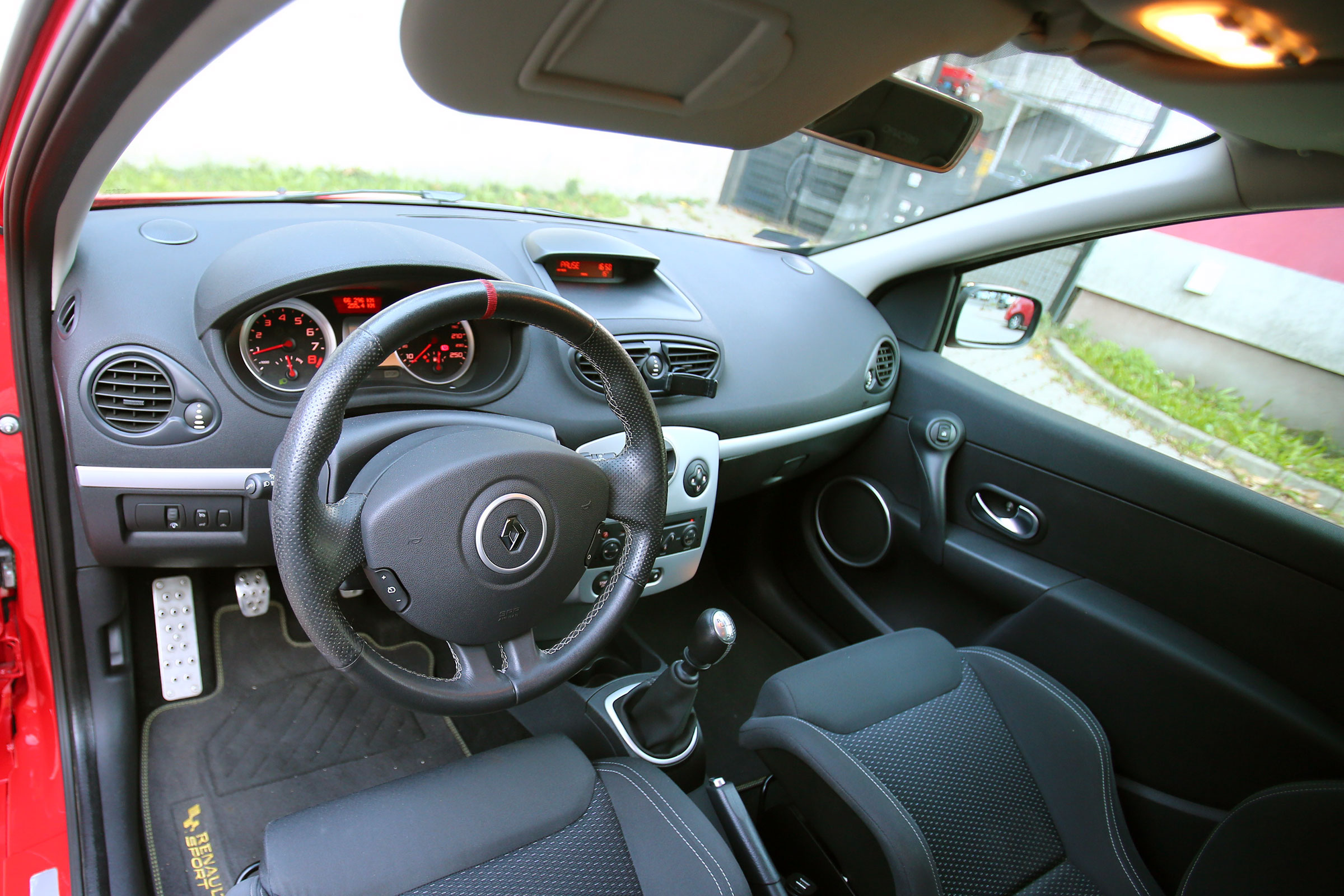 clio_iii_rs_belsok-1 | Vezess | Vezess