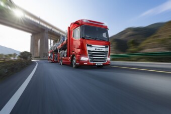 Így kerülhet az autó a kamion tetejére