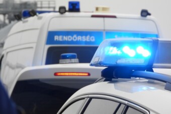 Őrjöngő férfi Hajdúszováton, egy asztalláb is előkerült