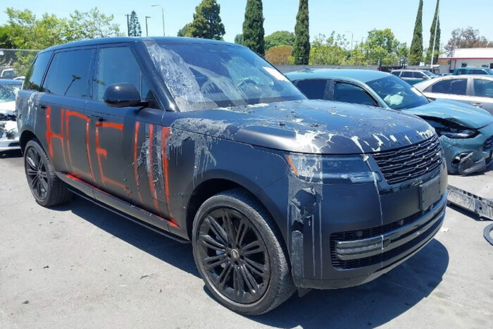 Semmi nem érdemel olyan bántalmazást, mint ez a luxusautó