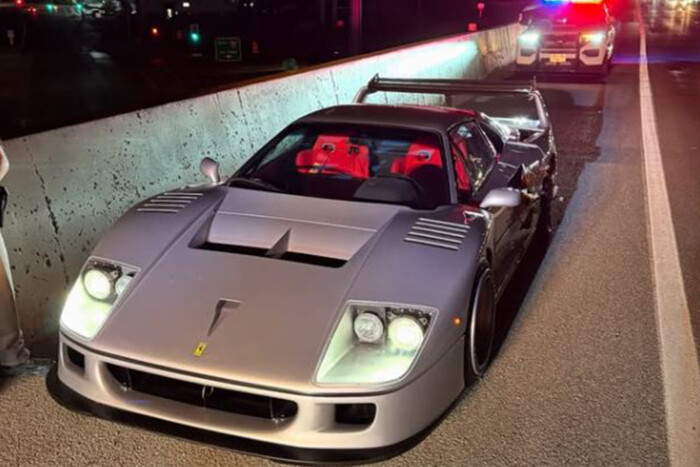 Húsba vágó balesetbe keveredett egy legendás sportautó