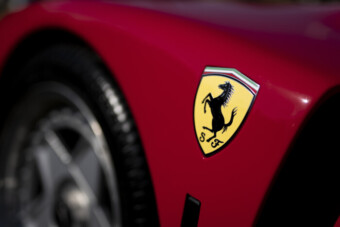 Ötmilliót kér a kézzel festett legendás lovakért a Ferrari
