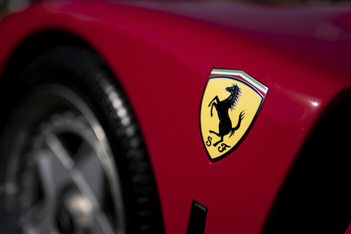 Öt milliót kér a kézzel festett legendás lovakért a Ferrari
