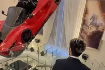 Fellógatta autóját a nappaliba, de nevetség tárgya lehet a milliomos