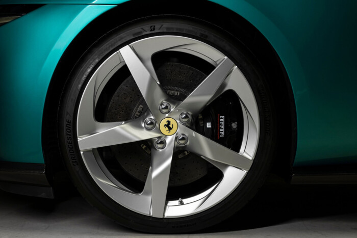 Ilyen testközelből a legolcsóbb Ferrari 9