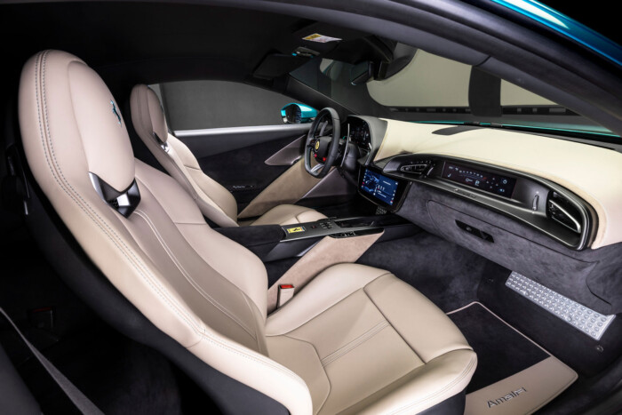 Ilyen testközelből a legolcsóbb Ferrari 12