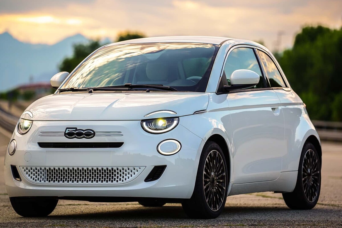 Újra benzinmotorral, valódi embereknek készül a Fiat 500