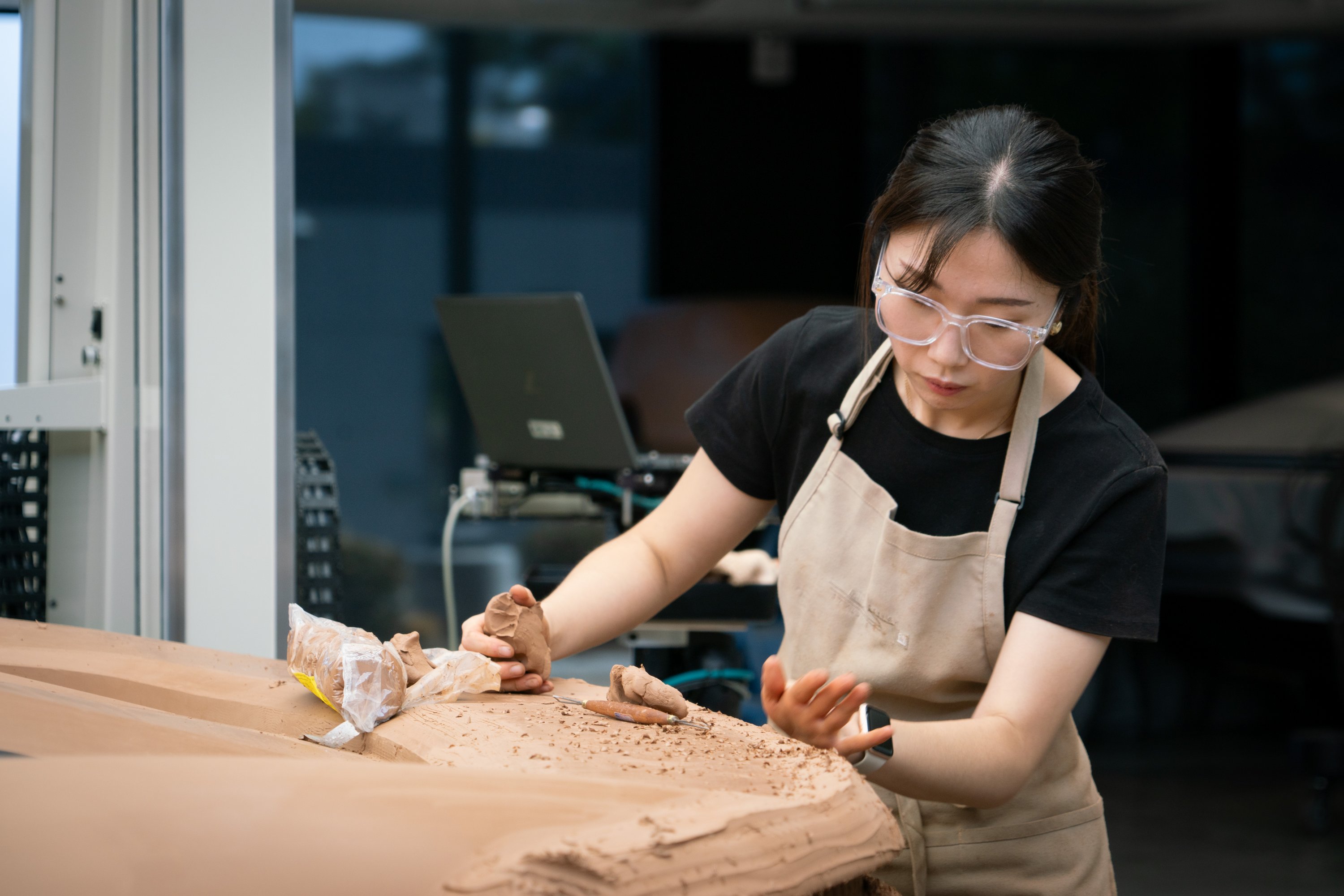 general_motors_advanced_design_pasadena_clay_sculptor_ava_lim_modelling_a_clay_model | Vezess | Vezess