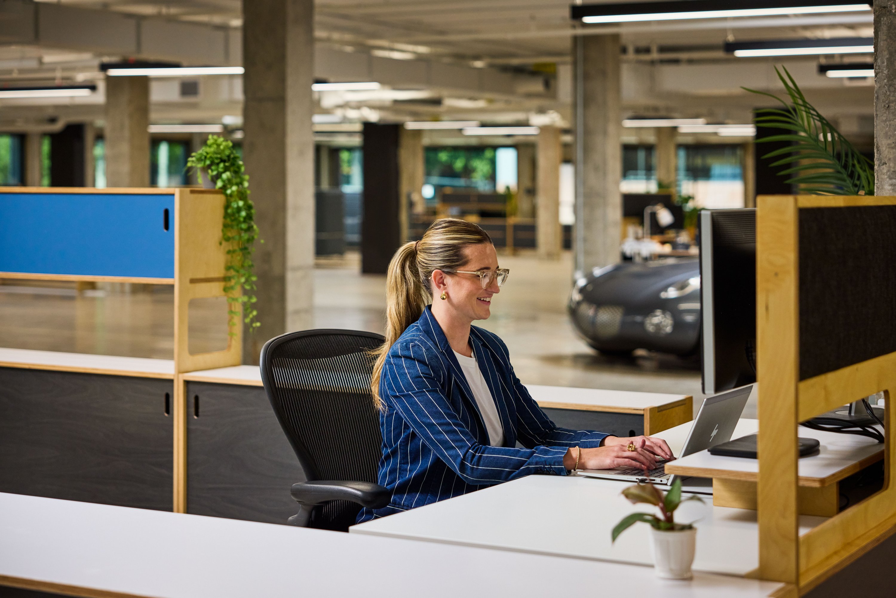 general_motors_advanced_design_pasadena_creatives_workspaces_desig_assistant_program_manager_shastina_holmes_in_photo | Vezess | Vezess