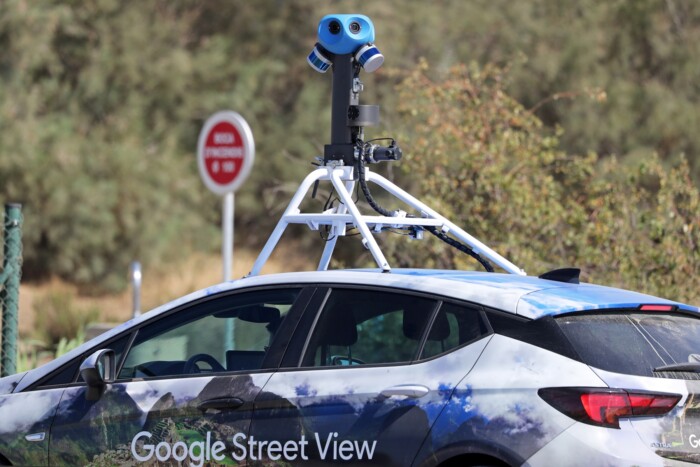 Kellemetlen képet csinált róla a Google autója, milliókat fizetnek neki