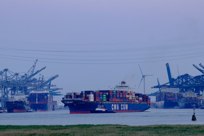 Több ezer autó ragadt egy európai kikötőben, a sorsuk kérdéses
