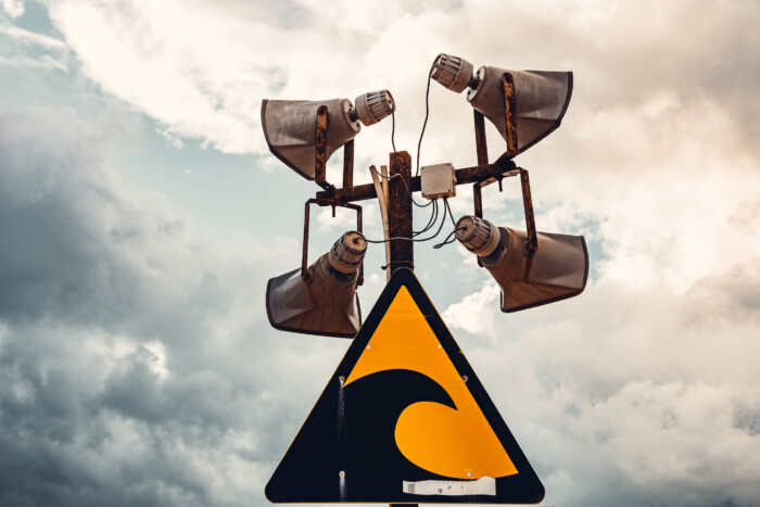 Katasztrófa fenyegetett két autógyártót, evakuálták dolgozóikat