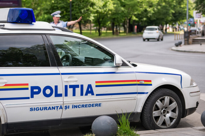 Lopott mentővel száguldott egy román férfi, a rendőrök úgy állították meg, mint a filmekben