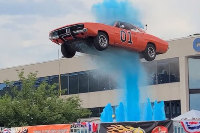 Átugrattak egy szökőkút felett és baromira összetört a filmes verda, de ott ez a szokás