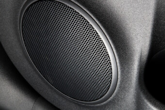 Állítólag halláskárosodást szenvedett egy férfi az autójától,  szerinte a gyártó tudott a problémáról