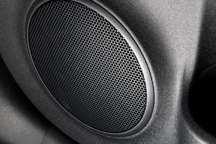 Állítólag halláskárosodást szenvedett egy férfi az autójától,  szerinte a gyártó tudott a problémáról