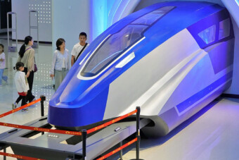 Készen van a vonat, ami gyorsabb a repülőknél ‒ nem, nem Magyarországon