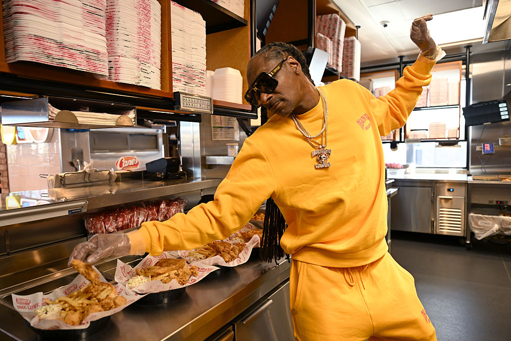 Snoop Dogg Works Surprise Shift at Raising Canes in Vegas Ahead of National Chicken Finger Day on July 27 | Vezess | Vezess