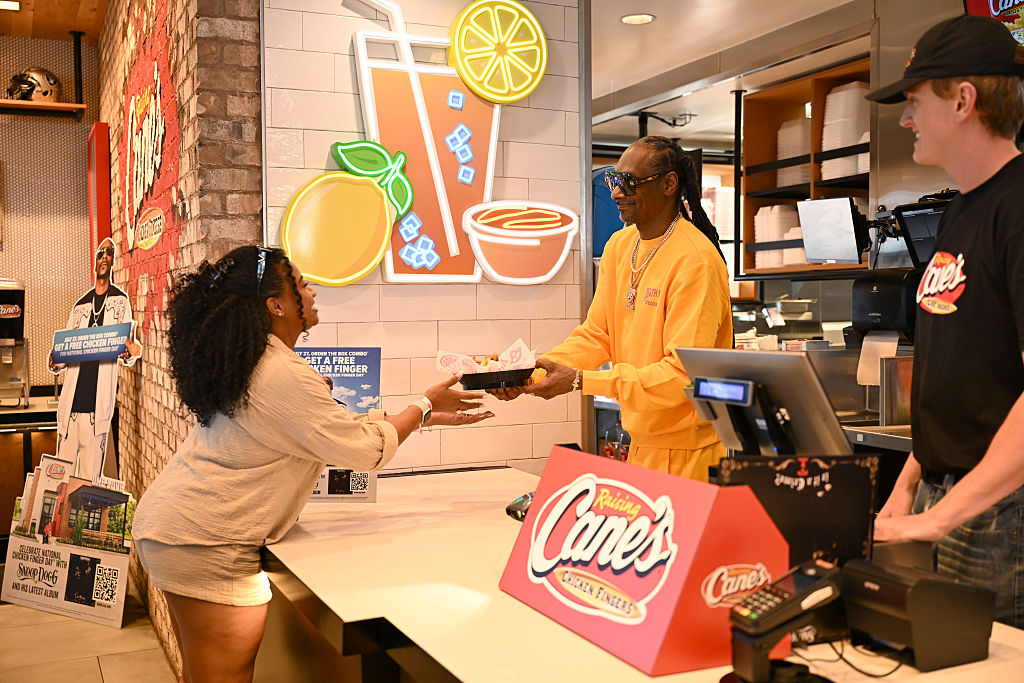 Snoop Dogg Works Surprise Shift at Raising Canes in Vegas Ahead of National Chicken Finger Day on July 27 | Vezess | Vezess