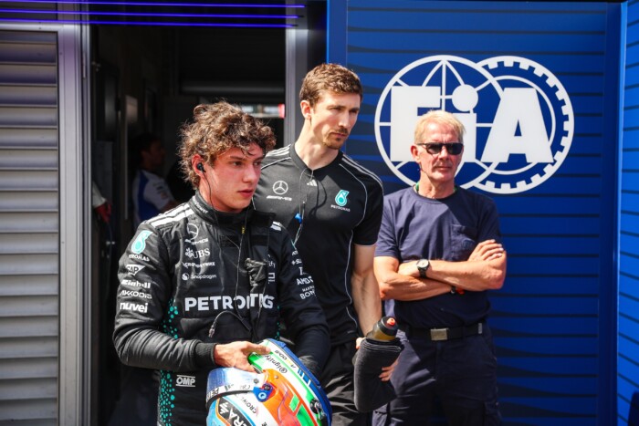 Elsírta magát az F1-pilóta, száműzik a rajtrácsról 1