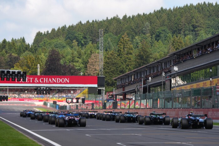 Elsírta magát az F1-pilóta, száműzik a rajtrácsról