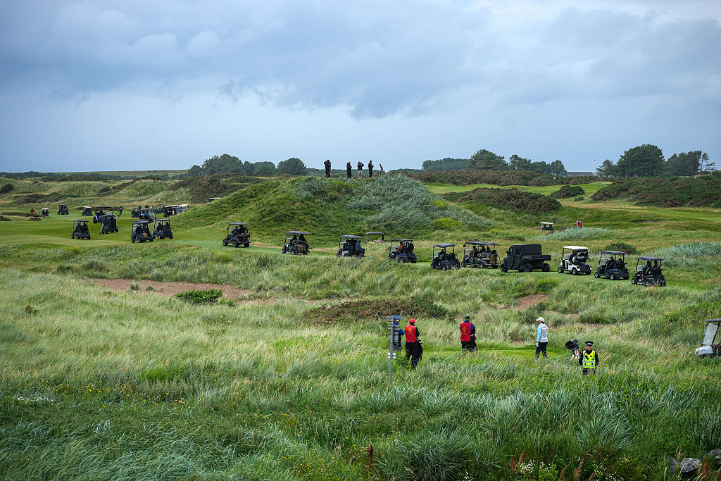 US President Donald Trump Visits Scotland For Golfing Getaway | Vezess | Vezess