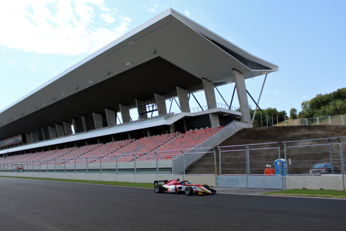 Nem várt fordulat: a Hungaroring újítása befolyásolhatja az F1-es rajtokat