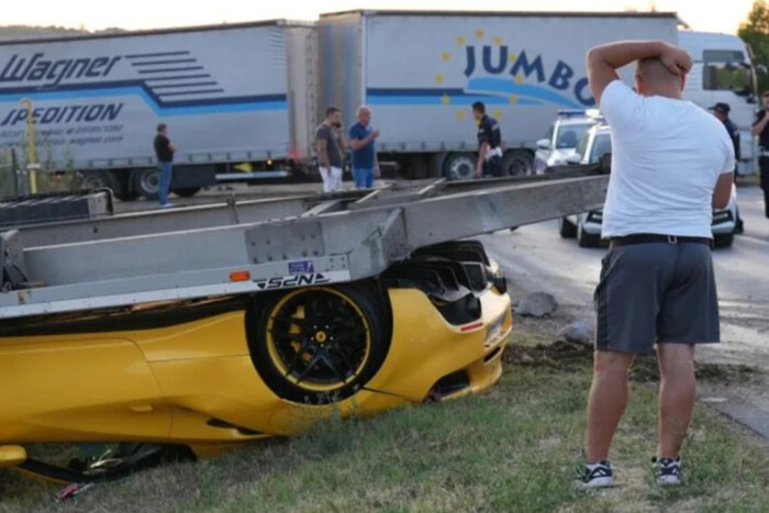 Ferrarit és Mercedest vontatott, az árokban kötött ki a VW utánfutója, fejjel lefelé